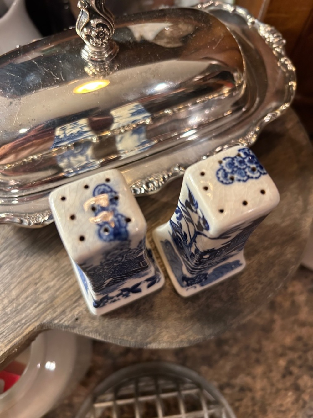 Vintage Chinoiserie House of Blue Willow Salt and Pepper Shakers - Picture 4 of 6